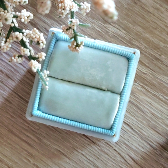 The Mrs Box Velvet Ring Box - Picture 4 of 5